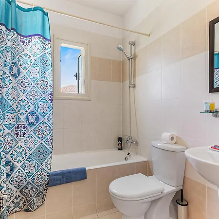 Coral Bay - Sleeps 6 - Pool - Parking Vila Pegeia