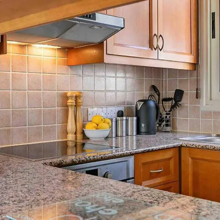 Coral Bay - Sleeps 6 - Pool - Parking *