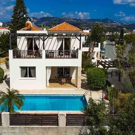Villa Coral Bay - Sleeps 6 - Pool - Parking Peyia