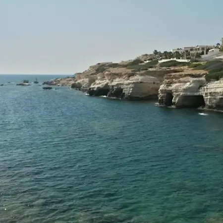 Coral Bay - Sleeps 6 - Pool - Parking Peyia
