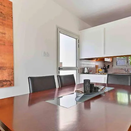 Coral Bay - Sleeps 6 - Pool - Parking * Πέγεια