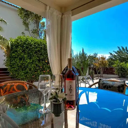 Coral Bay - Sleeps 6 - Pool - Parking