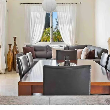 Villa Coral Bay - Sleeps 6 - Pool - Parking