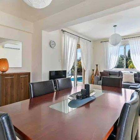 Coral Bay - Sleeps 6 - Pool - Parking Villa *