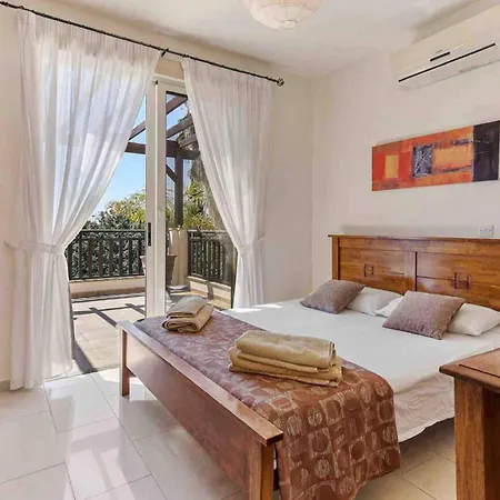 Villa Coral Bay - Sleeps 6 - Pool - Parking Peyia
