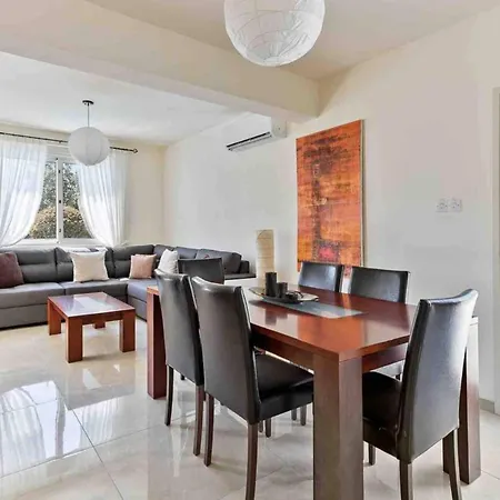 Villa Coral Bay - Sleeps 6 - Pool - Parking Peyia