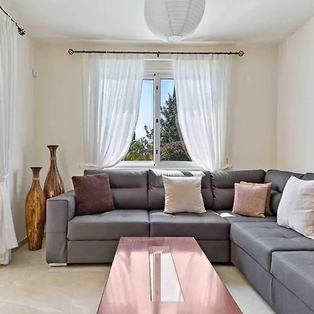 Coral Bay - Sleeps 6 - Pool - Parking Πέγεια