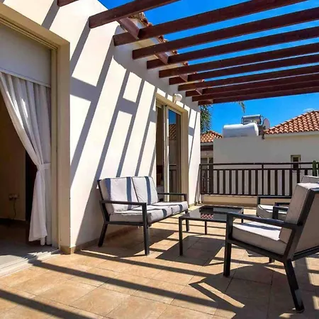 Coral Bay - Sleeps 6 - Pool - Parking Villa