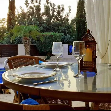 Villa Coral Bay - Sleeps 6 - Pool - Parking *