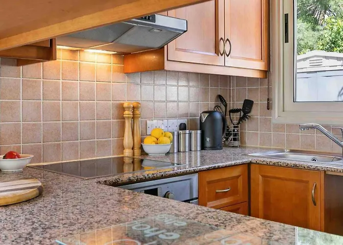 Coral Bay - Sleeps 6 - Pool - Parking *