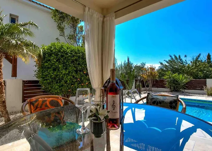 Coral Bay - Sleeps 6 - Pool - Parking